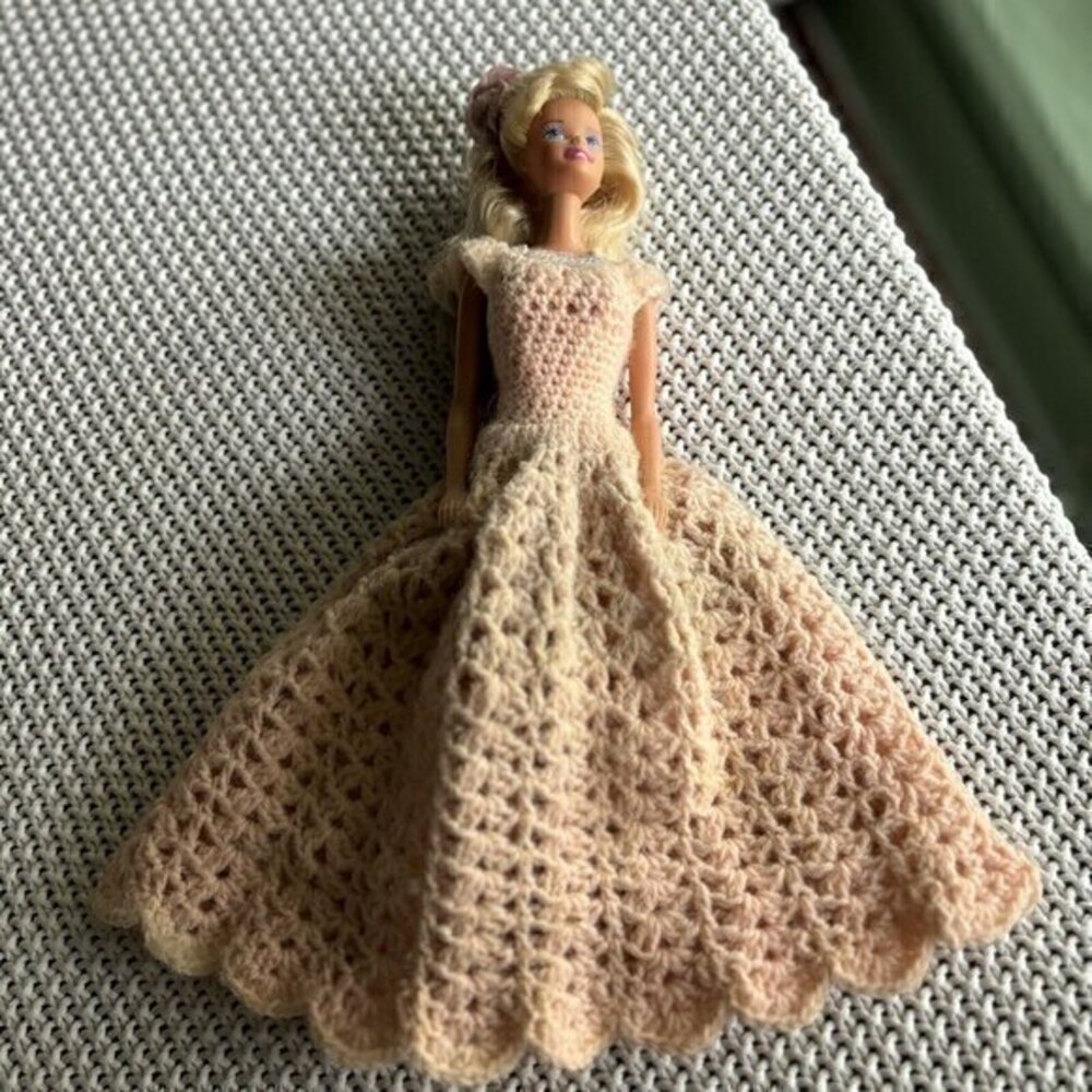 Fashion Play BARBIE DOLL #9629 Original VTG  Mattel 1990 Crochet Dress